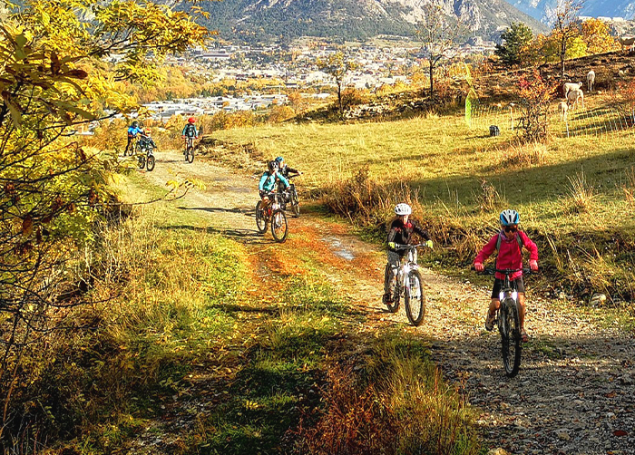 Groupe pratiquant le VTT enduro à serre chevalier et briancon en automne.