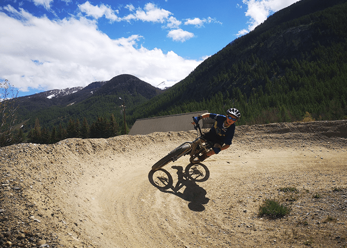 Jeune s'entrainant au virage relevé en VTT Enduro