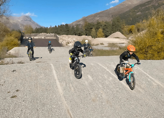 Jeune pratiquant de vtt sur un stade de BMX