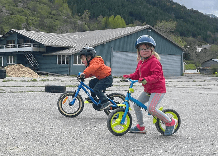 enfant pratiquant la draisienne